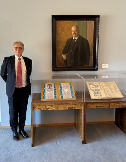 Klubin tiedote 1/2025 – Virkamiesklubin omistama arvokas muotokuva ripustettiin Kymin perinnehuoneeseen